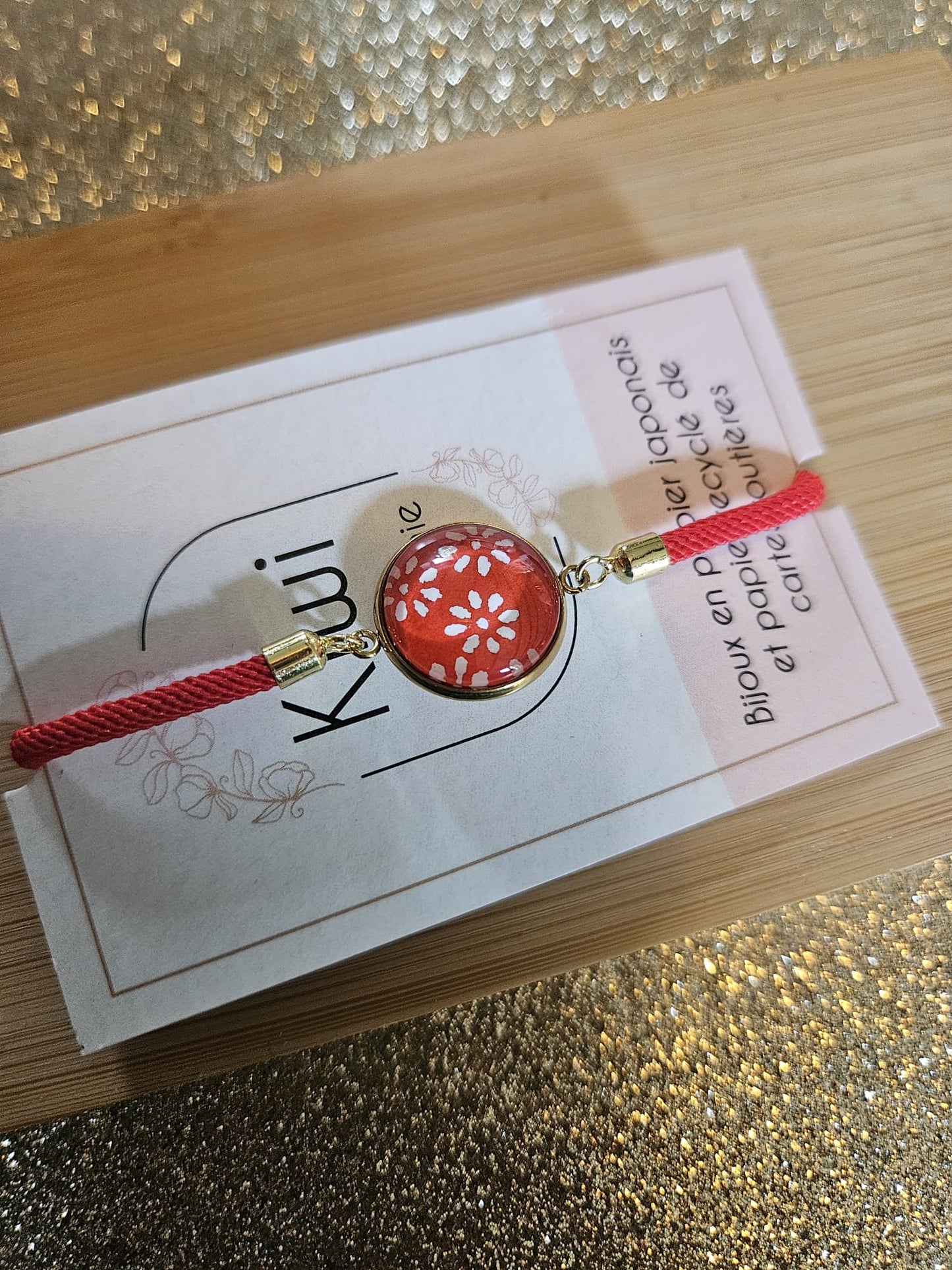Bracelet réglable en coton rouge  - cabochon rouge fleur