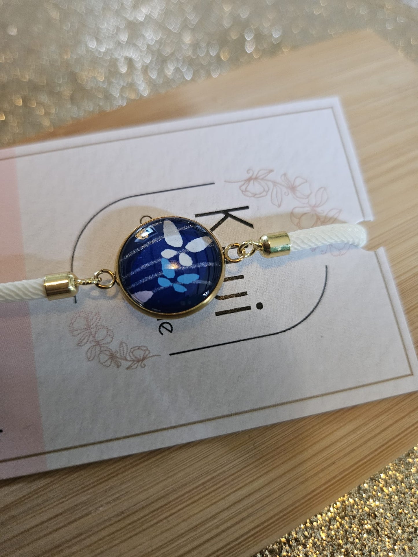 Bracelet réglable en coton blanc   - cabochon bleu papillon