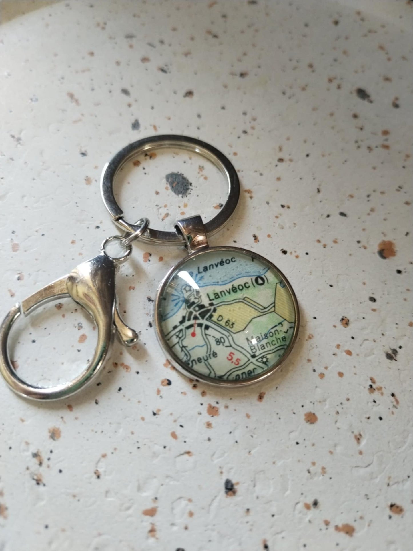 Porte-clé Lanvéoc – Un fragment de voyage à emporter | Bijou vintage recyclé