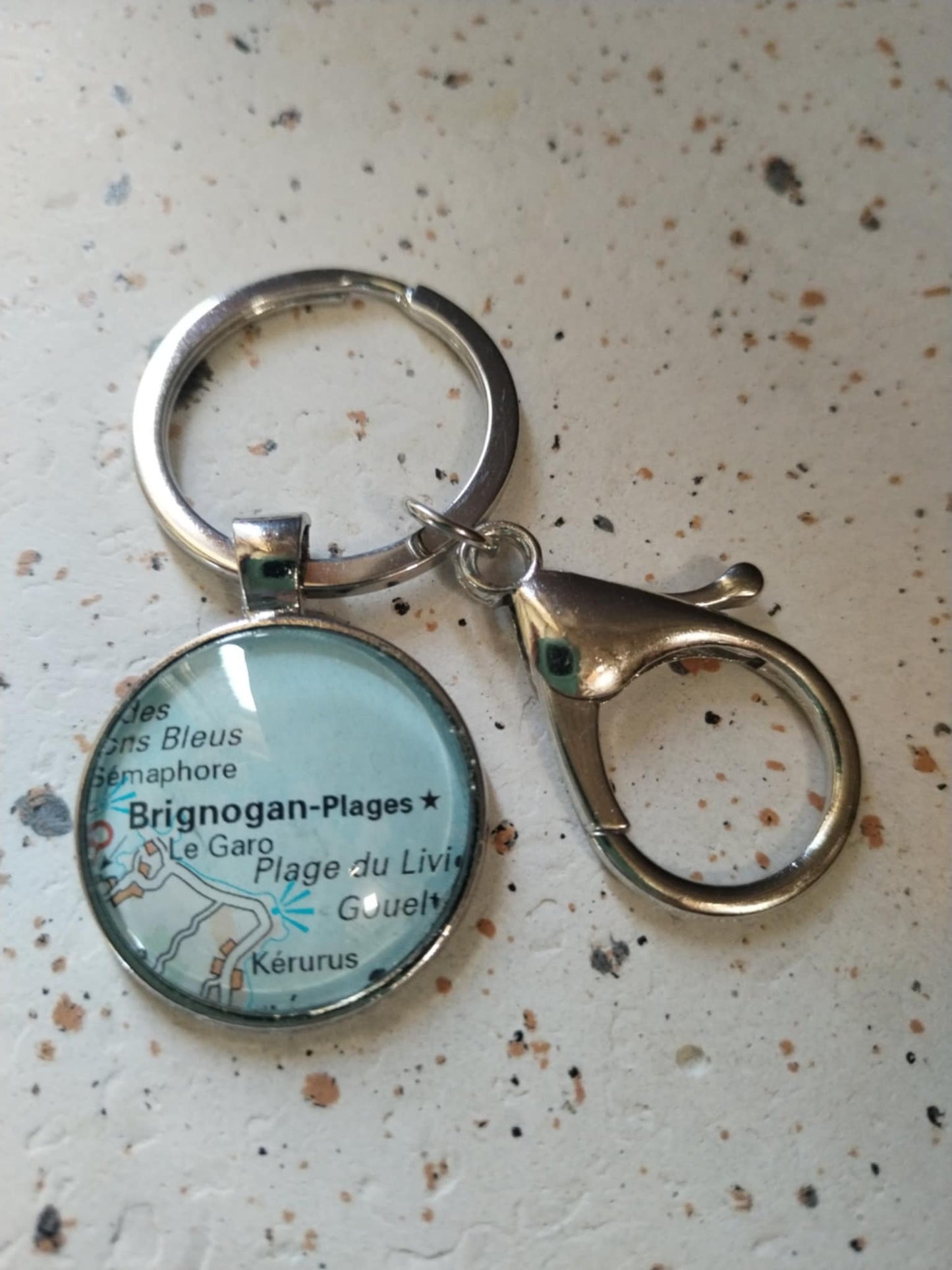 Porte-clé carte routière recyclée – BRIGNOGAN | Accessoire artisanal unique