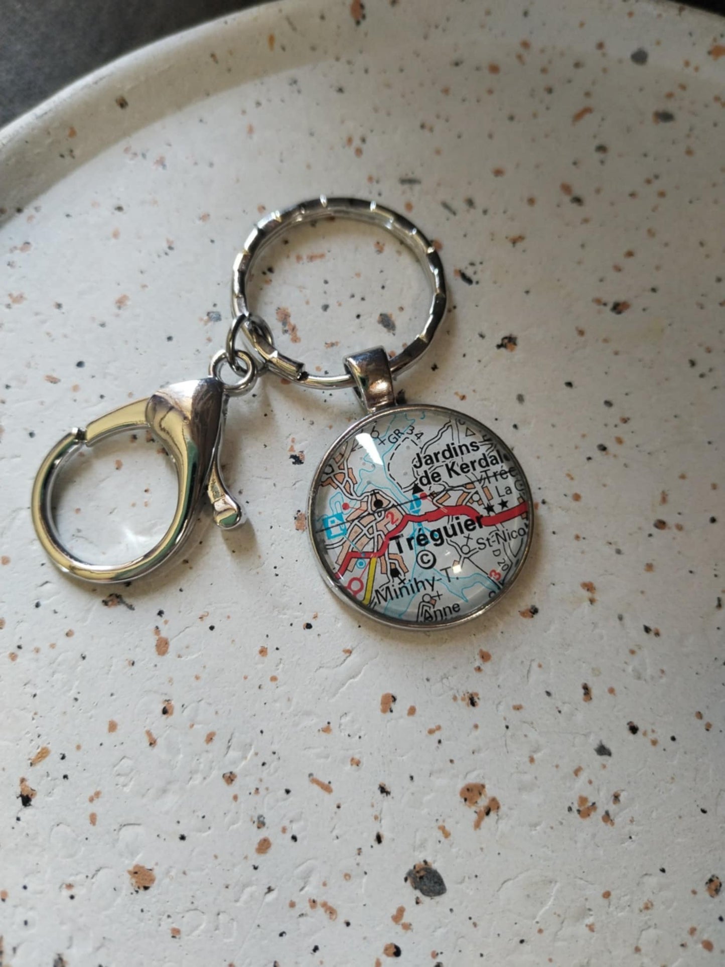 Porte-clé carte routière vintage – Tréguier | Accessoire artisanal unique