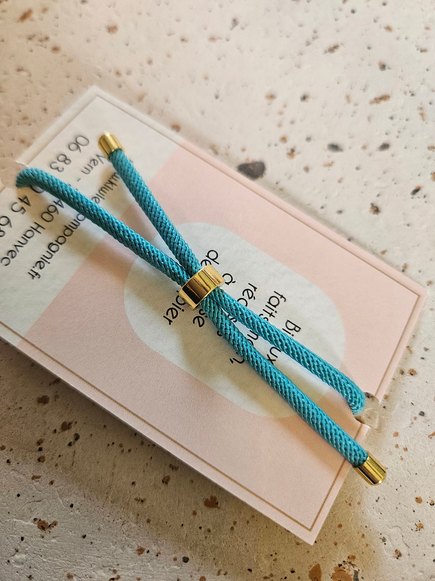 Bracelet réglable en coton bleu- cabochon bleu -oval- fleur dore