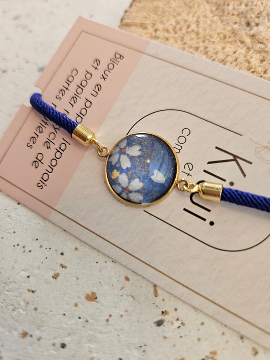 Bracelet réglable en coton bleu marine - cabochon bleu clair et fleur blanche