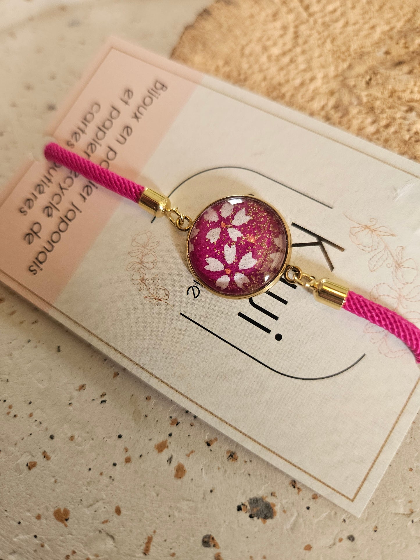 Bracelet réglable en coton rose- cabochon rose fuchsia fleur blanche