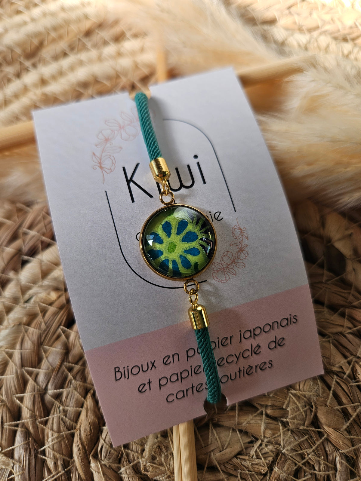 Bracelet turquoise réglable et cabochon vert pomme à fleur bleue