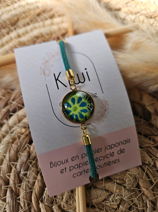 Bracelet turquoise réglable et cabochon vert pomme à fleur bleue