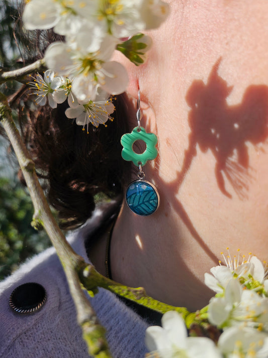 Boucles d'oreilles asymétriques en acier inoxydable– Cabochons 16mm–feuillage bleu turquoise