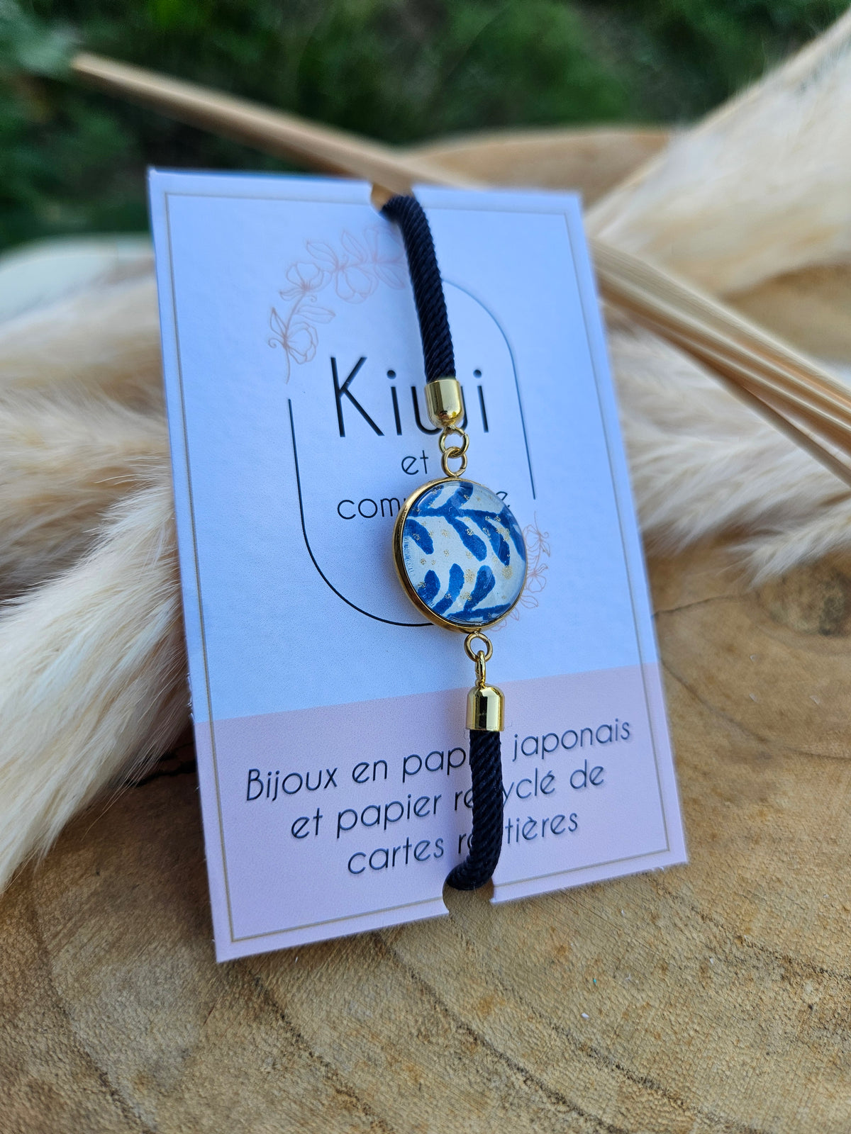 Bracelet réglable en coton bleu marine   - cabochon feuille -