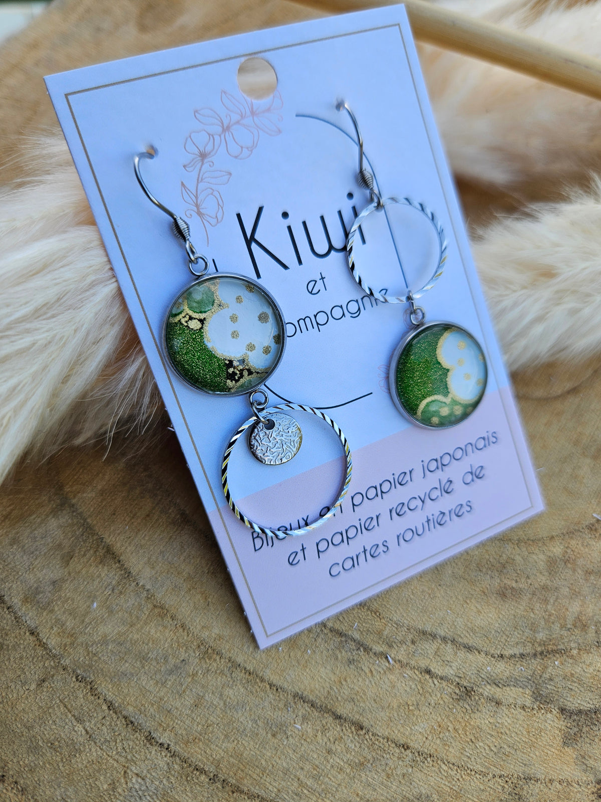 Boucles d'oreilles asymétriques en acier  – Cabochons 16mm-vert fleur blanche