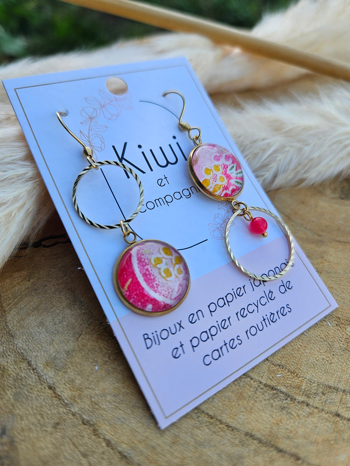 Boucles d'oreilles asymétriques en acier doré  – Cabochons 16mm-rose -jaune