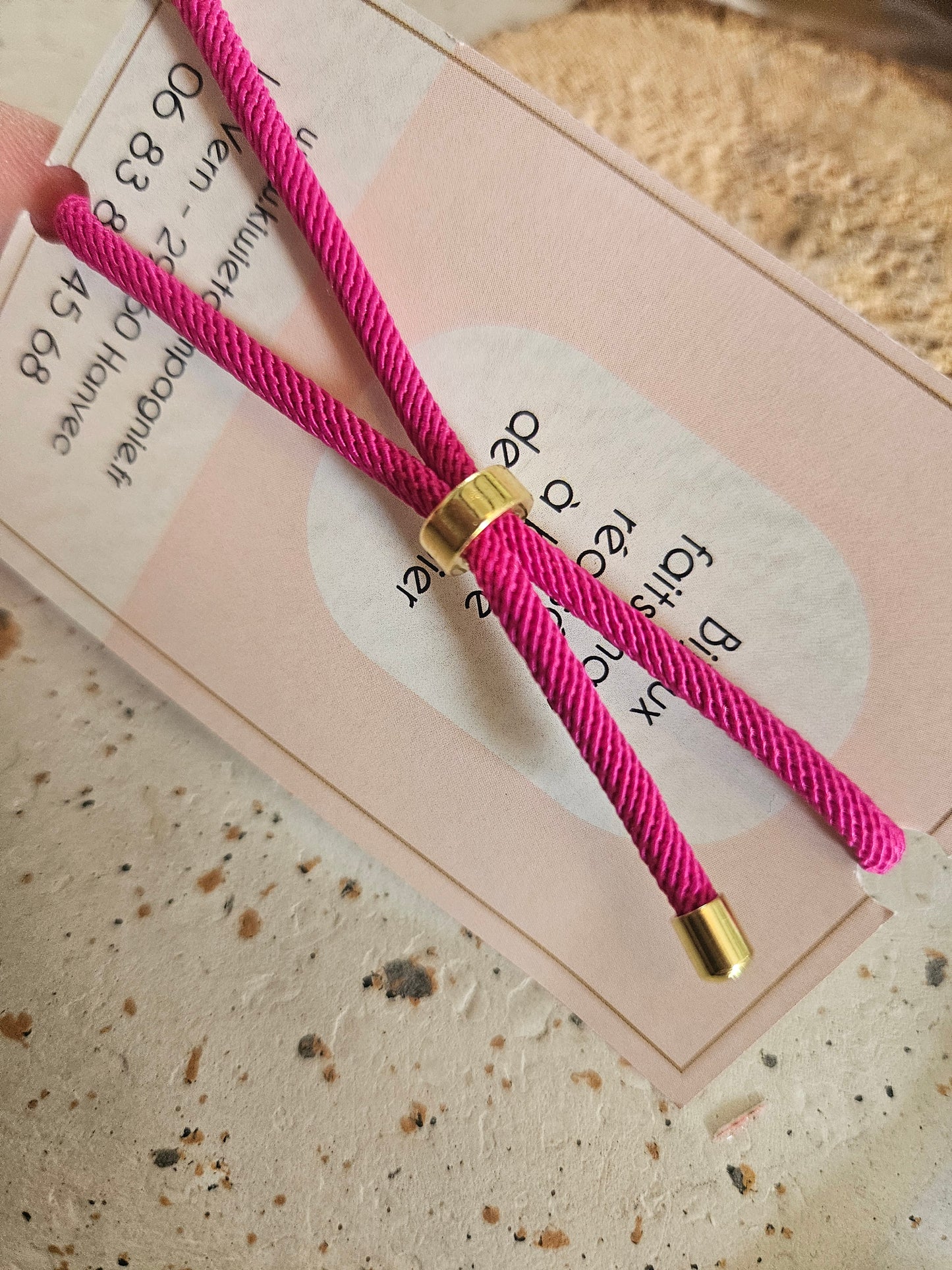 Bracelet réglable en coton rose- cabochon rose fuchsia fleur blanche