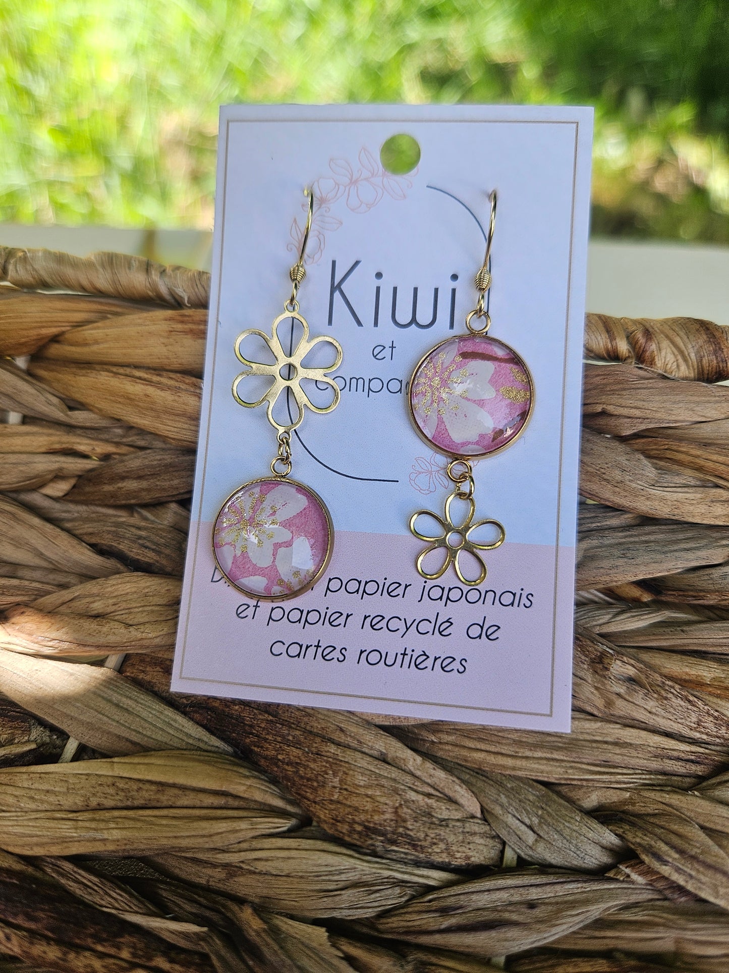 Boucles d'oreilles asymétriques fleur en acier doré  – Cabochons 16mm-rose et blanc