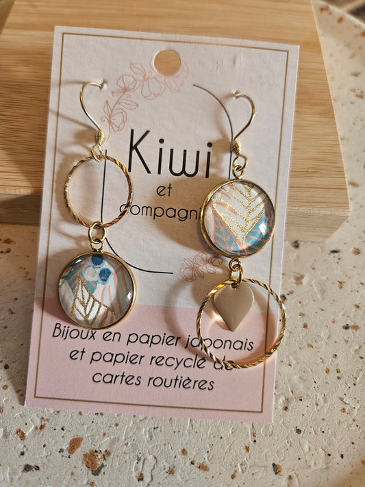 Boucles d'oreilles asymétriques en acier inoxydable dore– Cabochons 16mm–beige