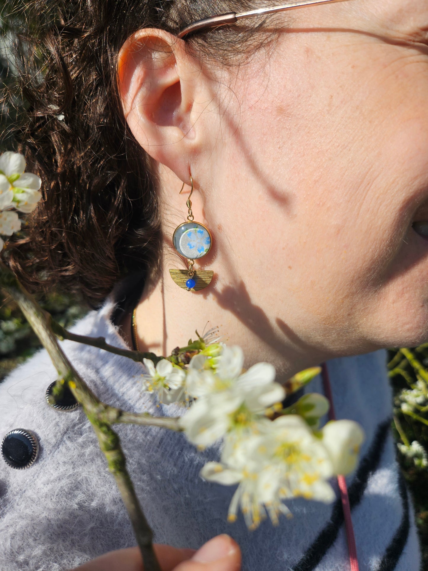 Boucles d'oreilles asymétriques en acier inoxydable– Cabochons 16mm–bleu ciel et fleurs