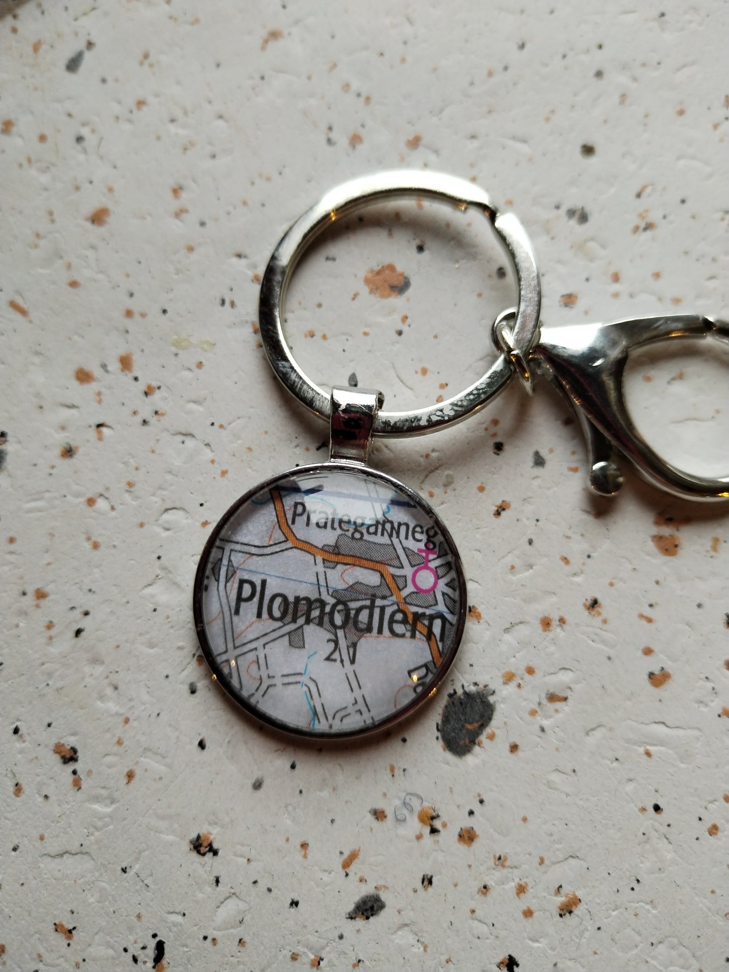 Porte clé recyclage carte routière - plomodiern (29) gris - Finistère