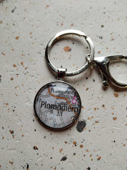 Porte clé recyclage carte routière - plomodiern (29) gris - Finistère