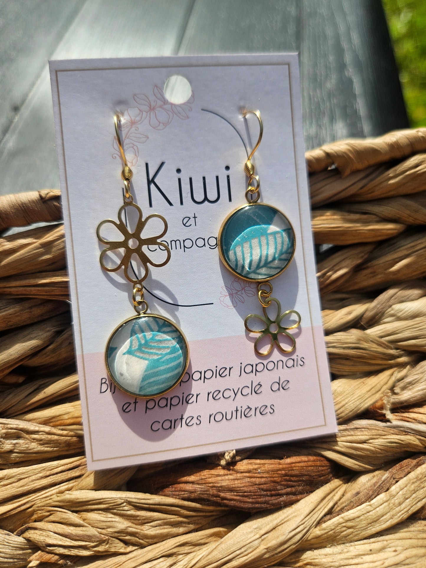 Boucles d'oreilles asymétriques fleur en acier doré  – Cabochons 16mm-bleu et feuille
