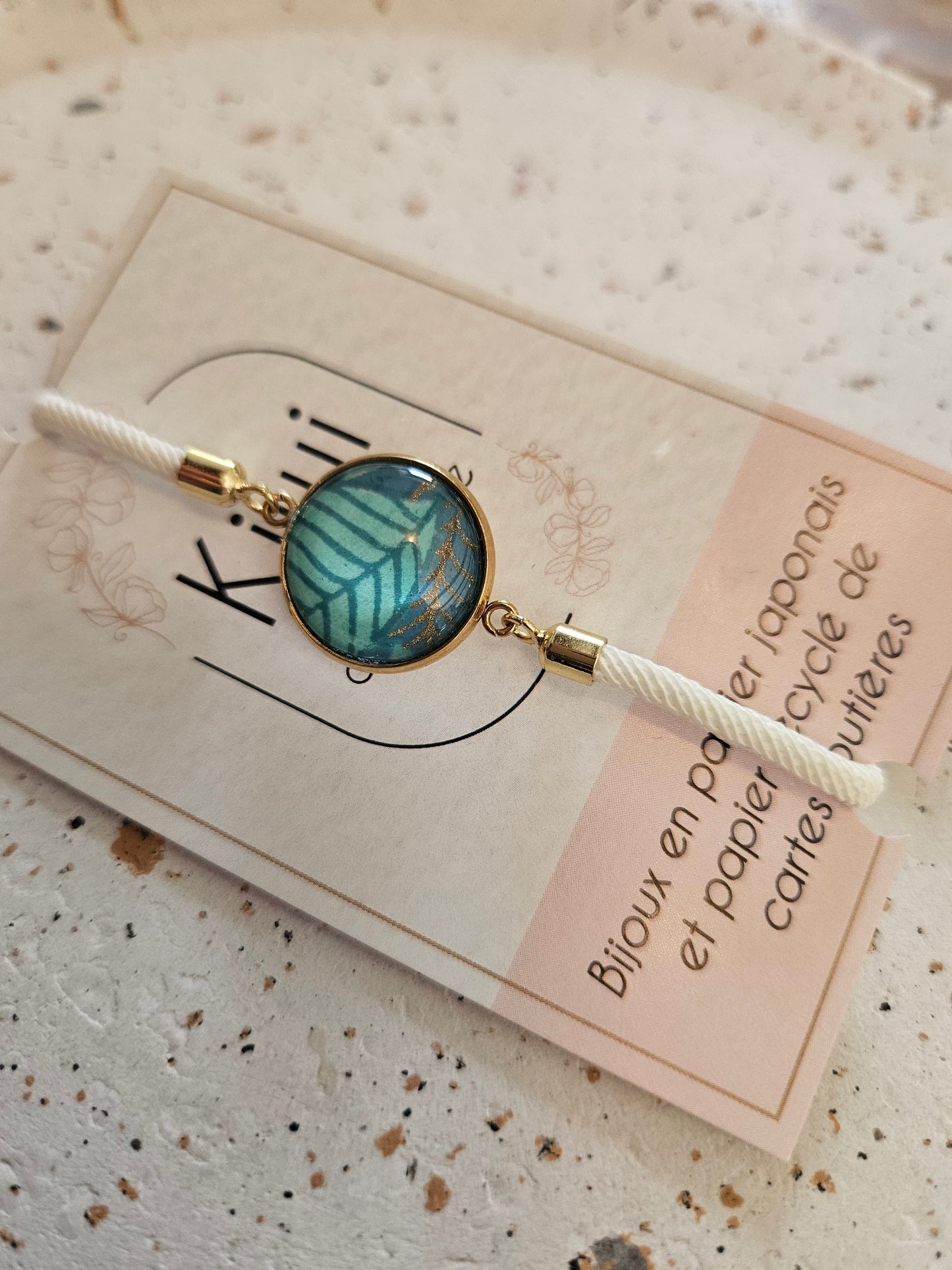 Bracelet réglable en coton blanc- cabochon feuillage turquoise