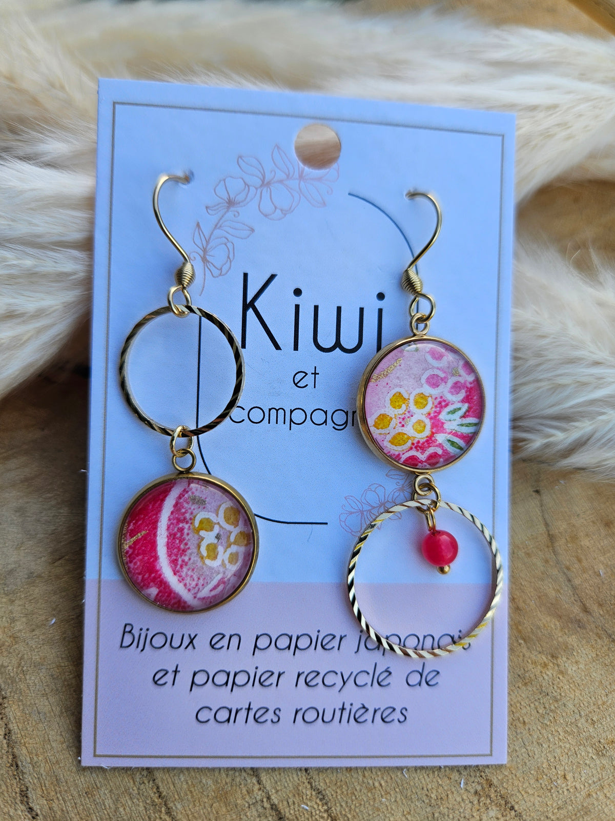 Boucles d'oreilles asymétriques en acier doré  – Cabochons 16mm-rose -jaune