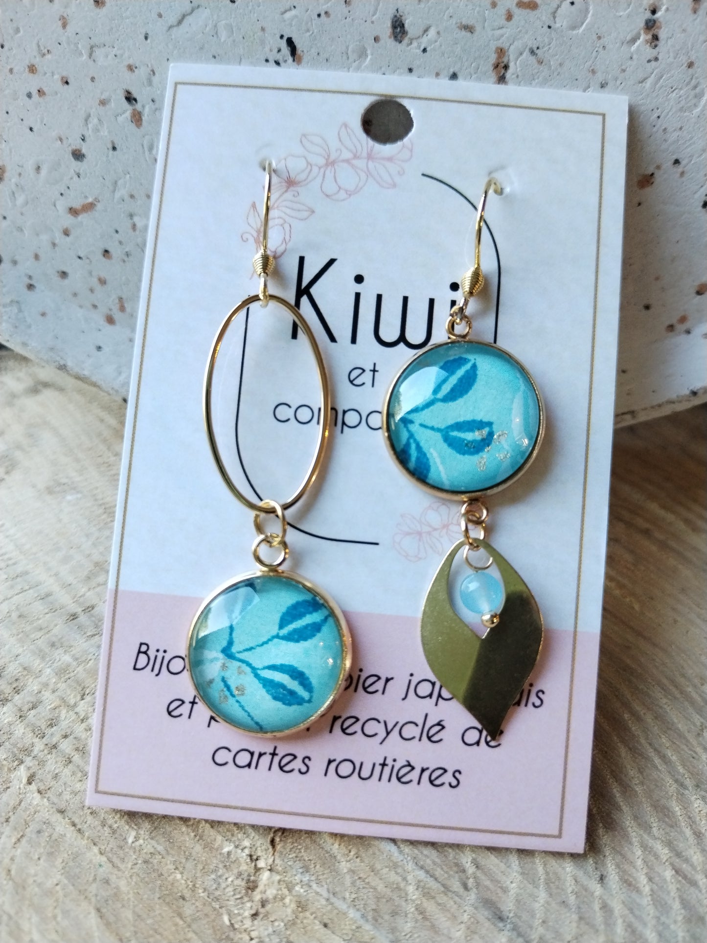 Boucles d'oreilles asymétriques - Cabochons 16mm - Acier inoxydable doré - papier bleu clair-feuille bleue