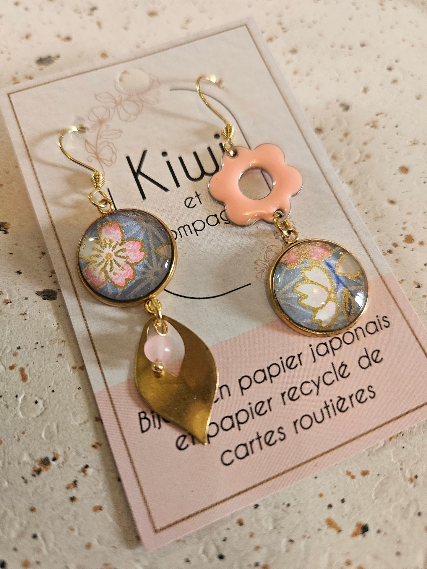 Boucles d'oreilles asymétriques en acier inoxydable doré– Cabochons 16mm bleu ciel