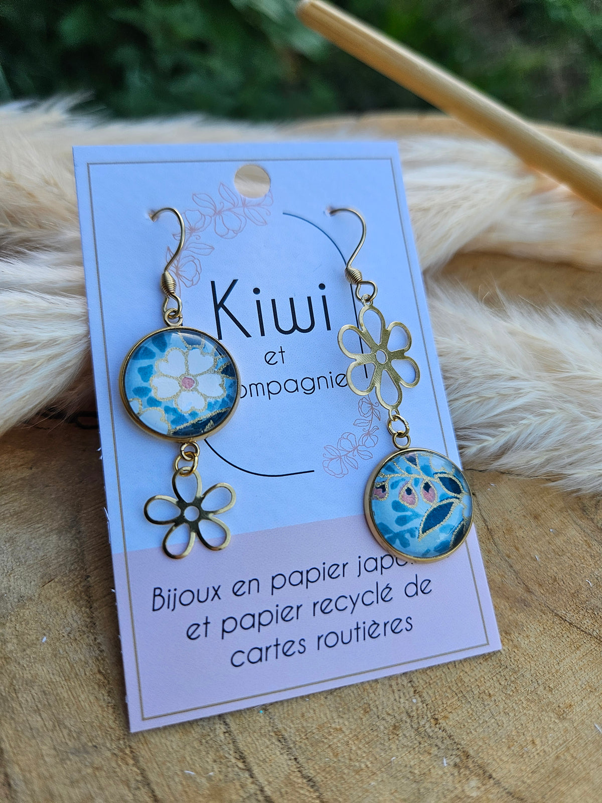 Boucles d'oreilles asymétriques fleur en acier doré  – Cabochons 16mm- bleu ciel