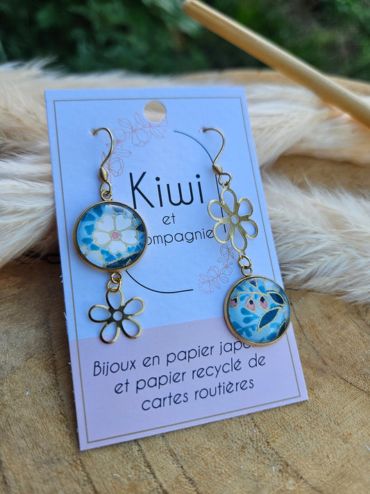 Boucles d'oreilles asymétriques fleur en acier doré  – Cabochons 16mm- bleu ciel