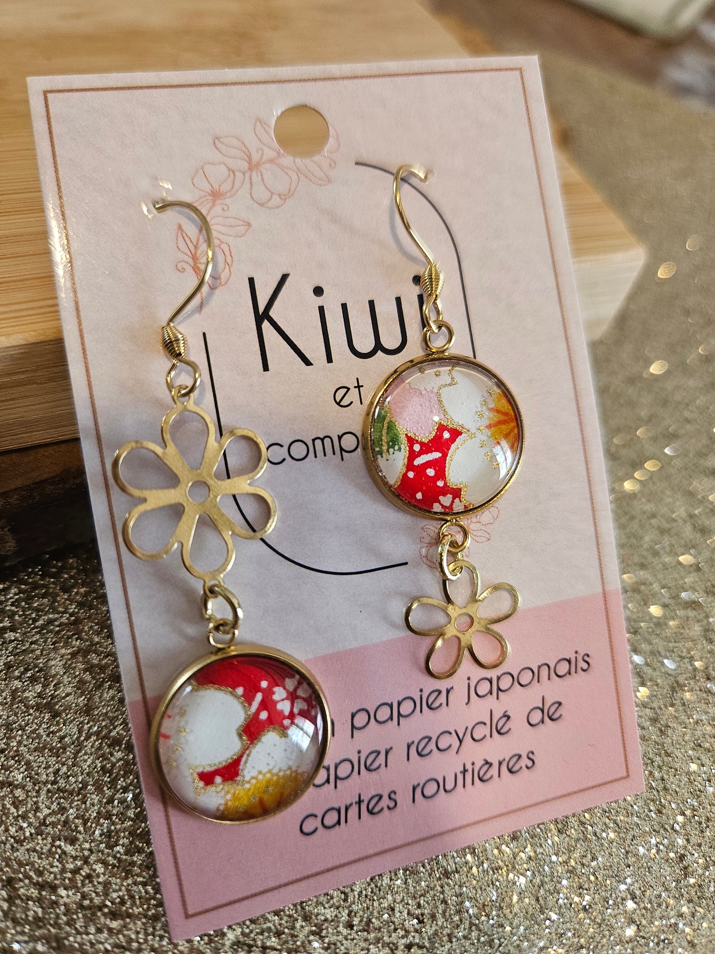Boucles d'oreilles asymétriques fleur en acier doré  – Cabochons 16mm-rouge fleuri