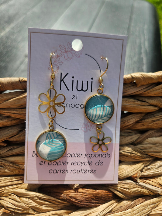 Boucles d'oreilles asymétriques fleur en acier doré  – Cabochons 16mm-bleu et feuille