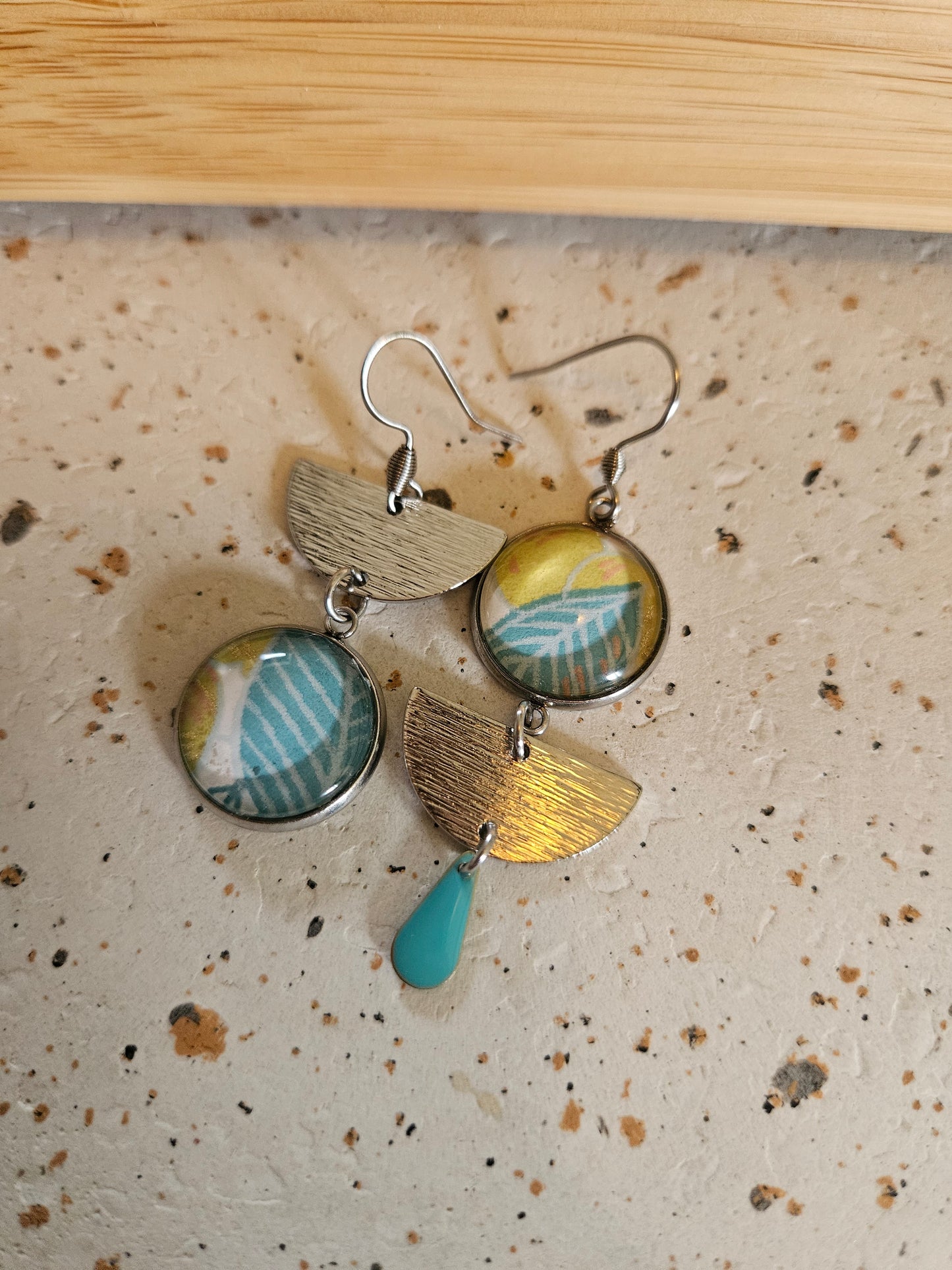 Boucles d'oreilles asymétriques en acier inoxydable– Cabochons 16mm–feuillage bleu gris