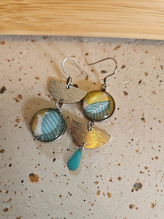 Boucles d'oreilles asymétriques en acier inoxydable– Cabochons 16mm–feuillage bleu gris