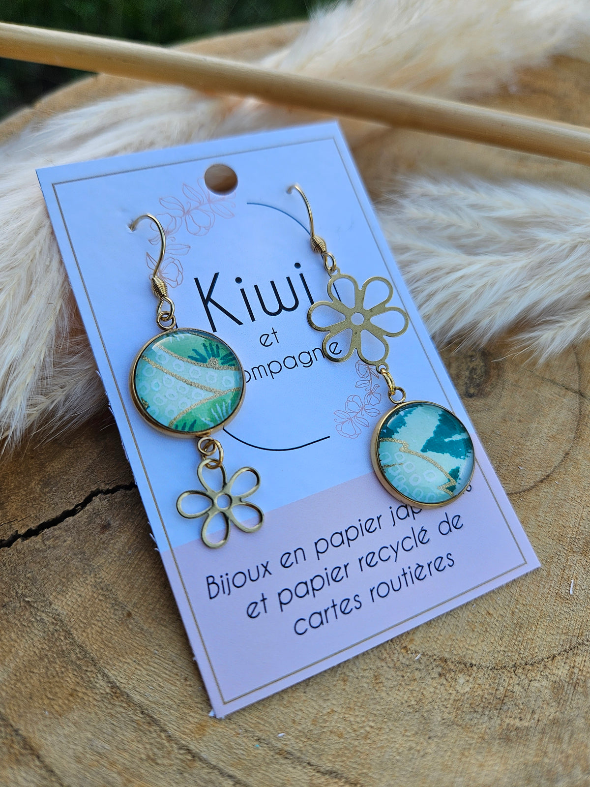 Boucles d'oreilles asymétriques fleur en acier doré  – Cabochons 16mm-vert