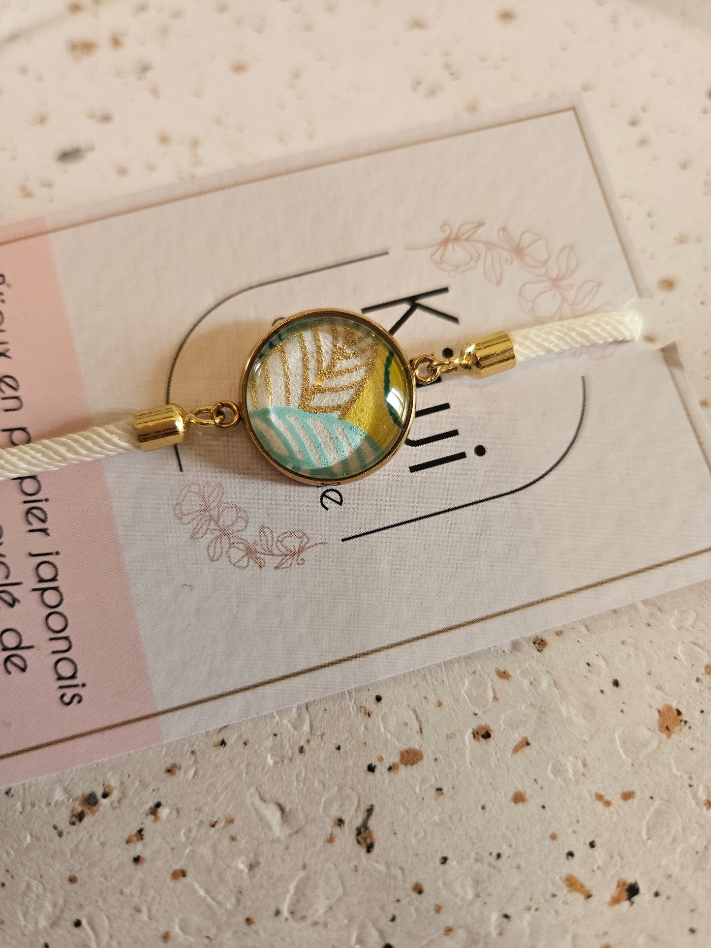 Bracelet réglable en coton blanc - cabochon feuillage dore et vert