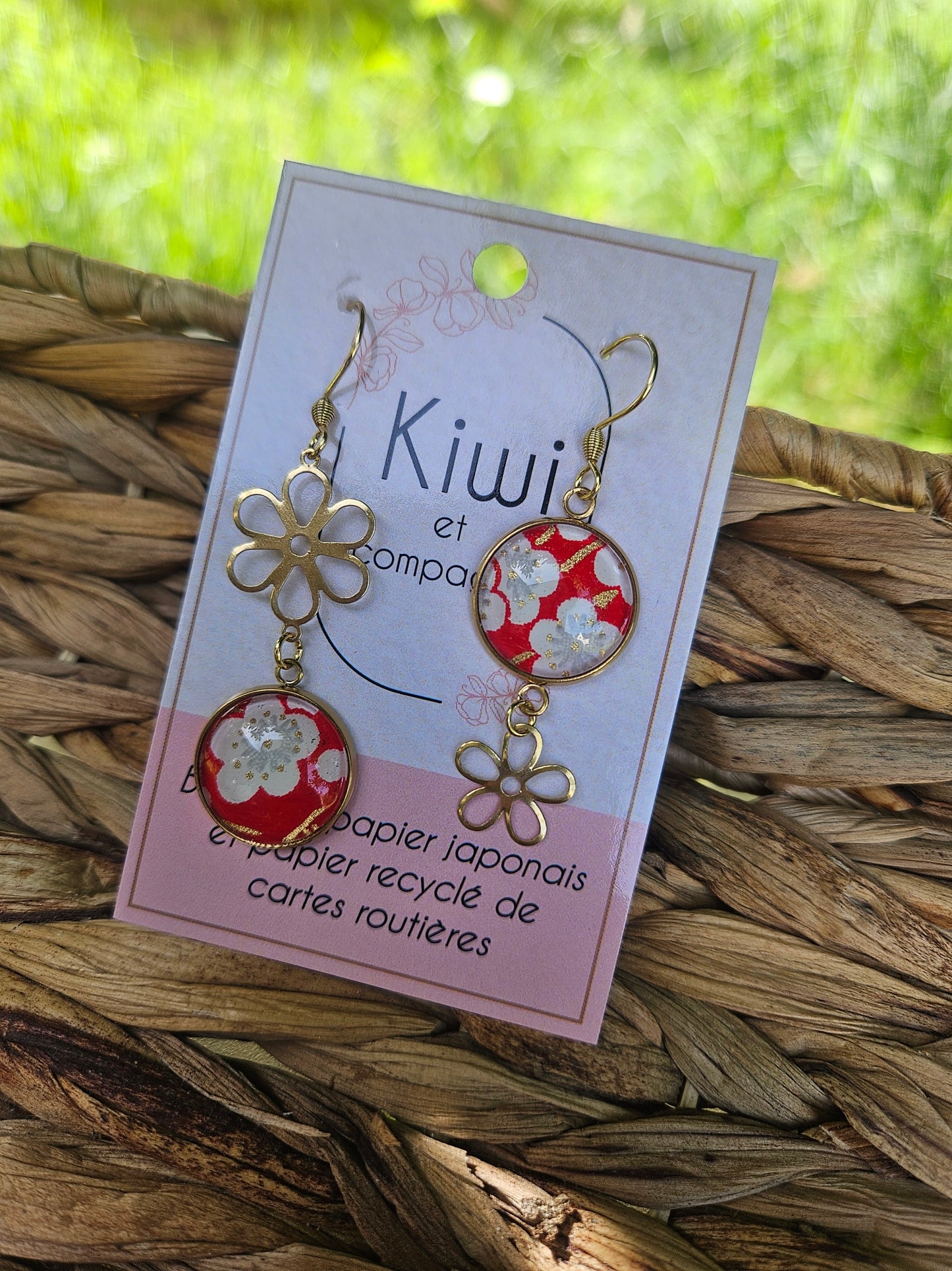 Boucles d'oreilles asymétriques fleur en acier doré  – Cabochons 16mm-rouge fleur