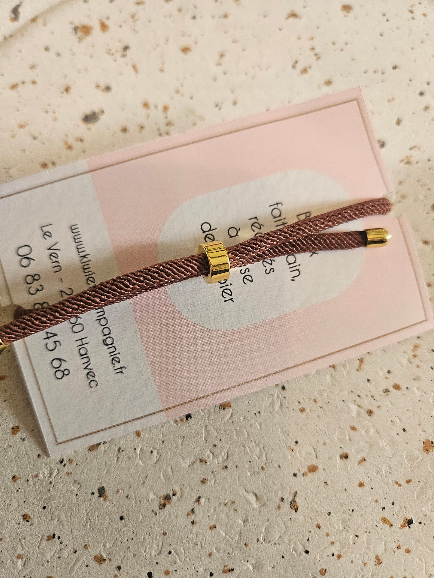 Bracelet réglable en coton brun- cabochon rose fleur blanche