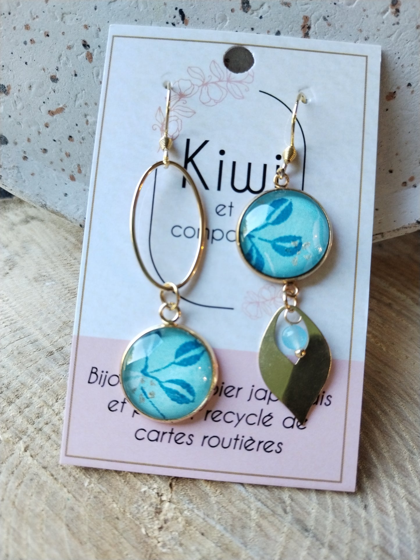 Boucles d'oreilles asymétriques - Cabochons 16mm - Acier inoxydable doré - papier bleu clair-feuille bleue
