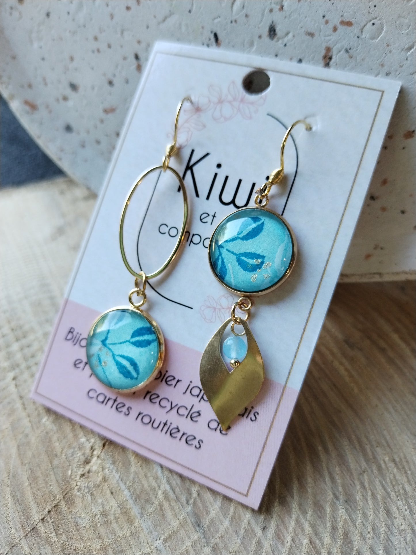 Boucles d'oreilles asymétriques - Cabochons 16mm - Acier inoxydable doré - papier bleu clair-feuille bleue