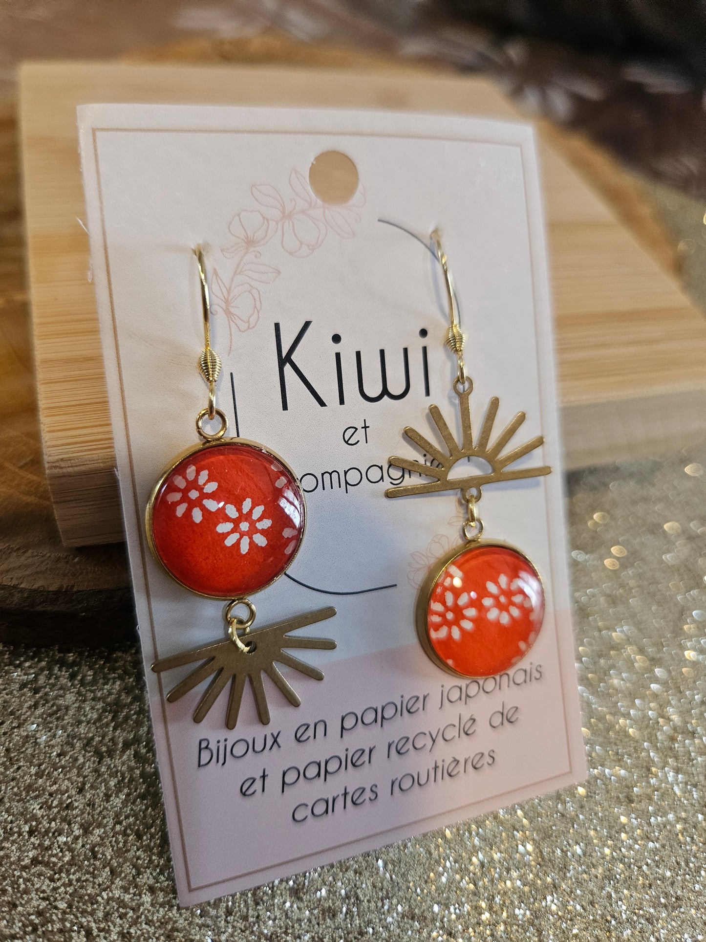 Boucles d'oreilles asymétriques soleil en acier doré  – Cabochons 16mm- rouge fleur blanche