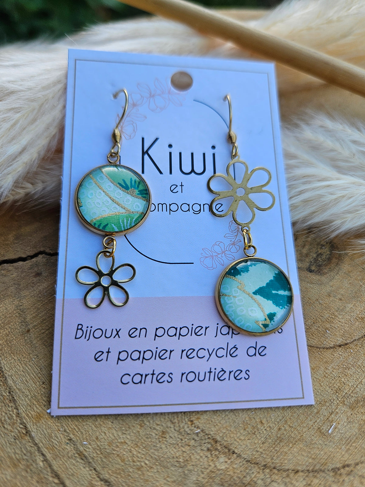 Boucles d'oreilles asymétriques fleur en acier doré  – Cabochons 16mm-vert