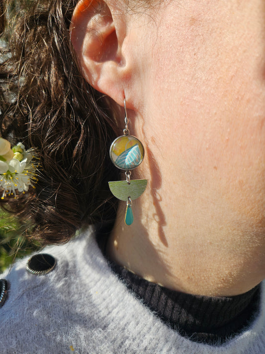 Boucles d'oreilles asymétriques en acier inoxydable– Cabochons 16mm–feuillage bleu gris