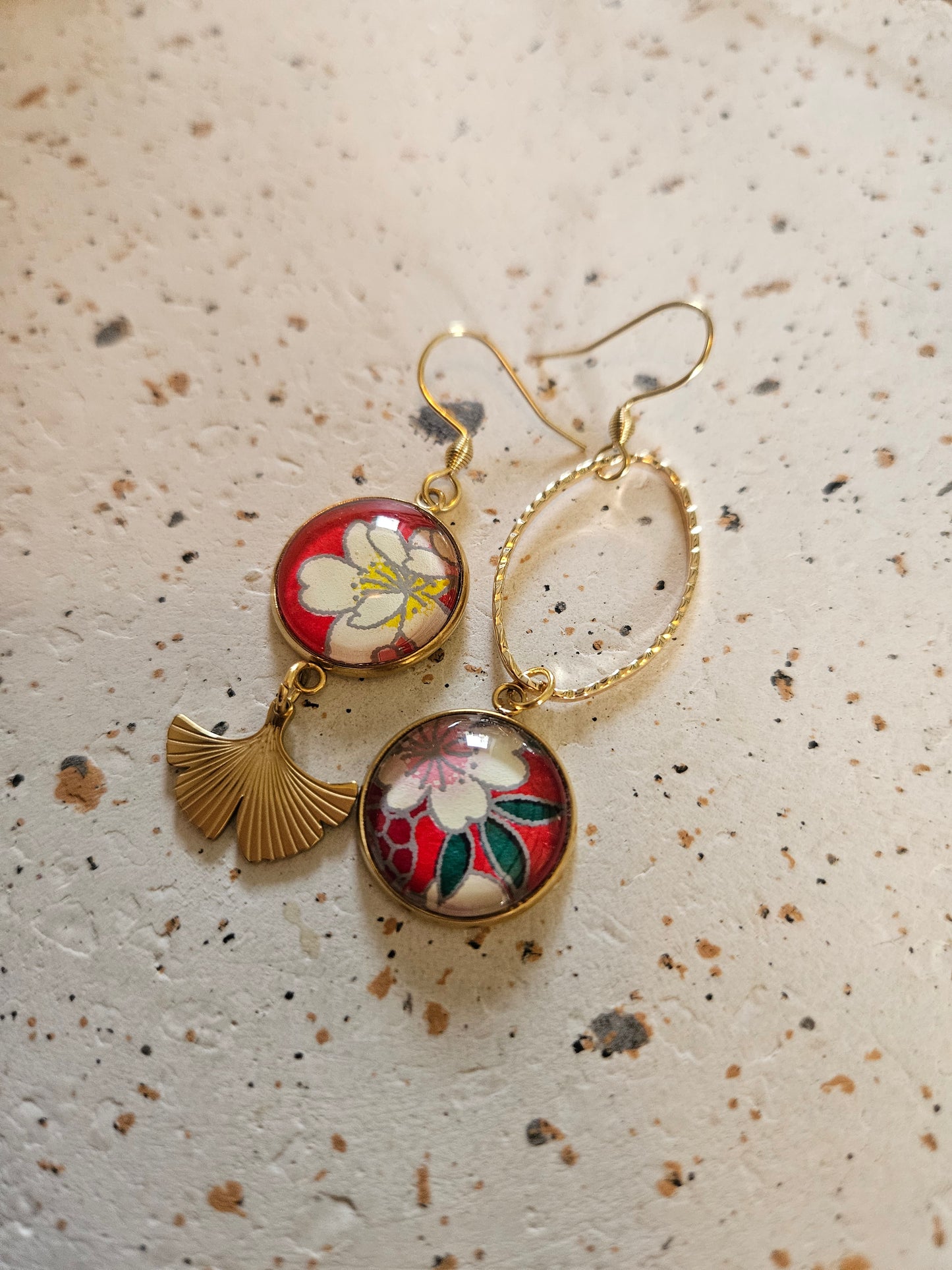 Boucles d'oreilles asymétriques en acier inoxydable– Cabochon 16mm-rouge fleur blanche -ginkgo