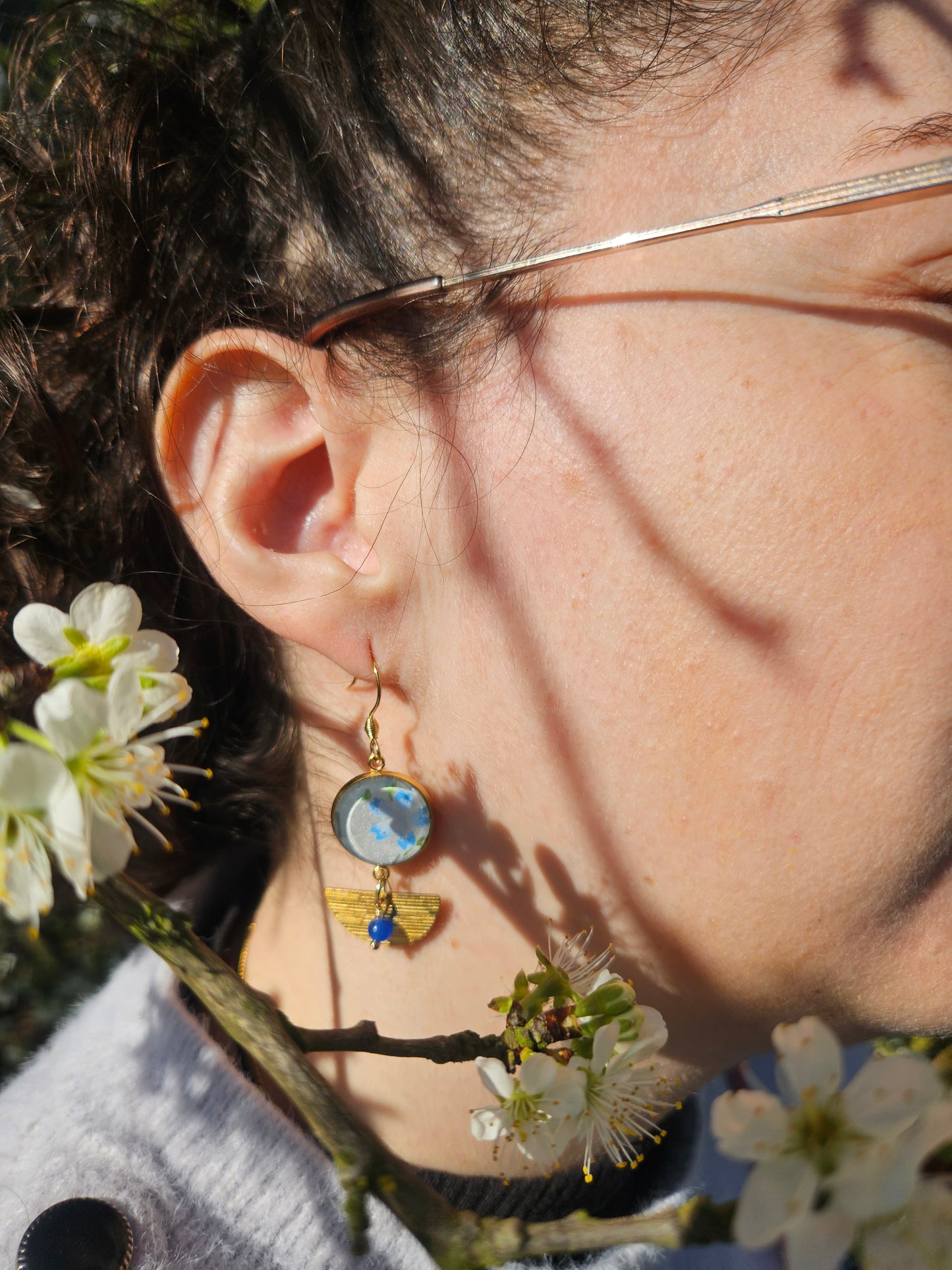 Boucles d'oreilles asymétriques en acier inoxydable– Cabochons 16mm–bleu ciel et fleurs