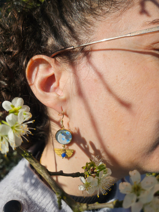 Boucles d'oreilles asymétriques en acier inoxydable– Cabochons 16mm–bleu ciel et fleurs