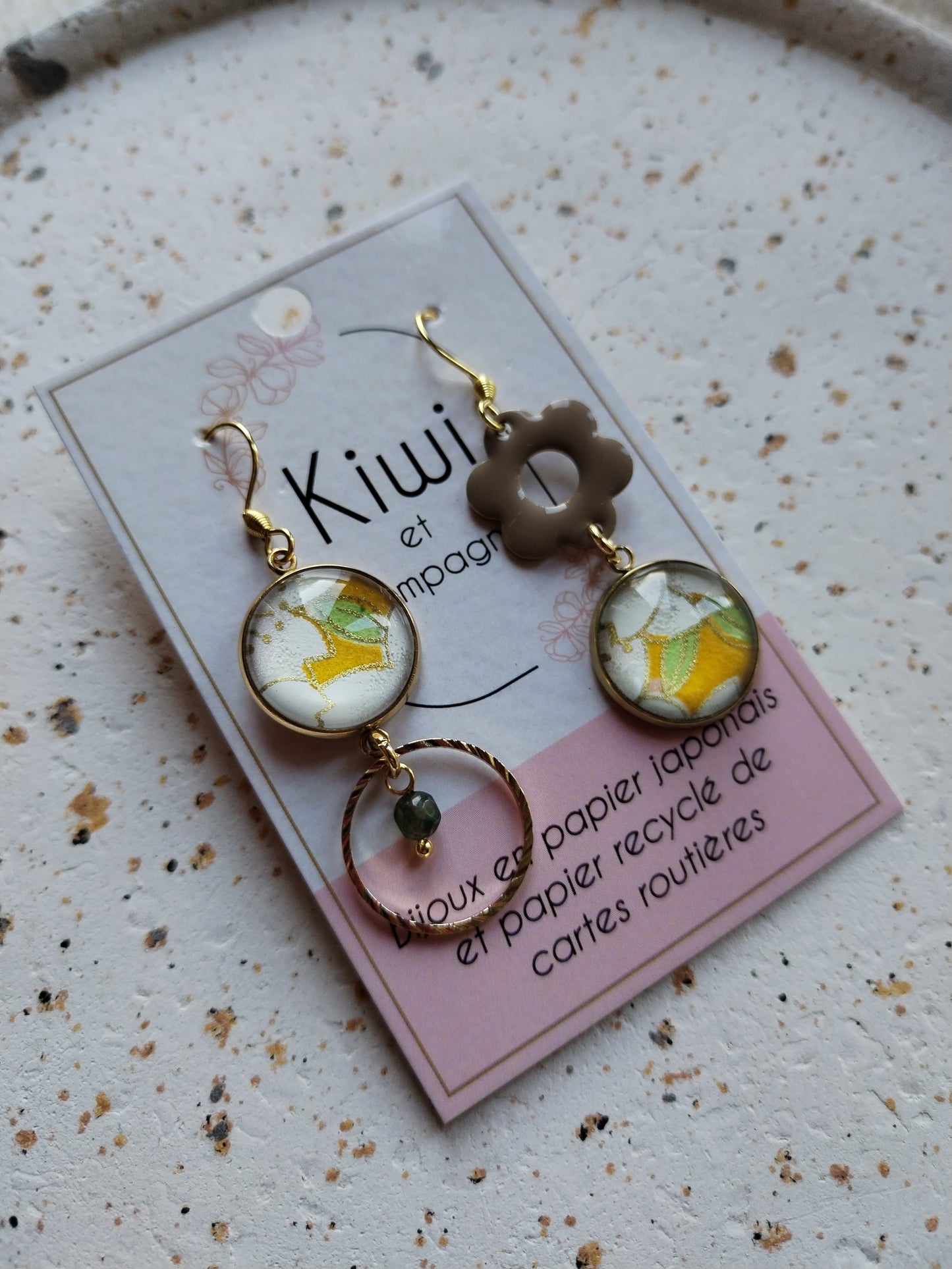 Boucles d’oreilles asymétriques – Élégance dorée & papier japonais vert