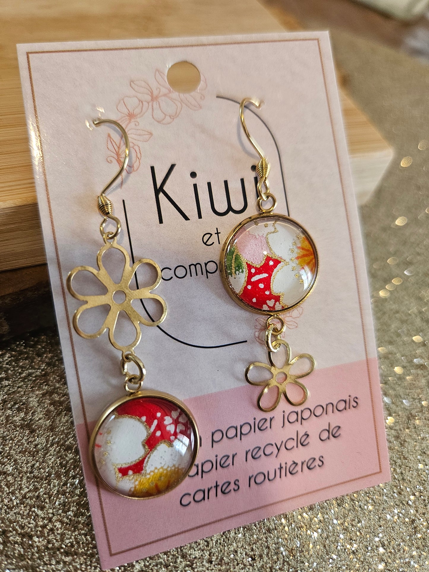 Boucles d'oreilles asymétriques fleur en acier doré  – Cabochons 16mm-rouge fleuri