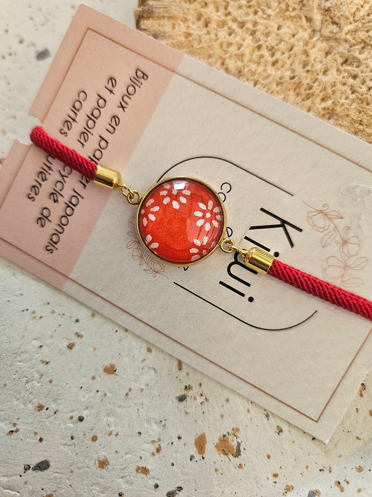 Bracelet réglable en coton rouge - cabochon rouge fleur blanche