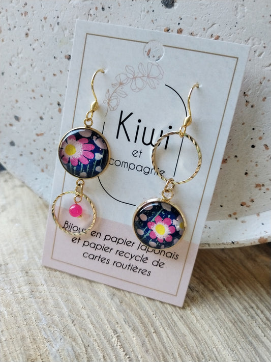 Boucles d’oreilles asymétriques – Papier japonais pâquerette rose & acier doré – Bijou fait main