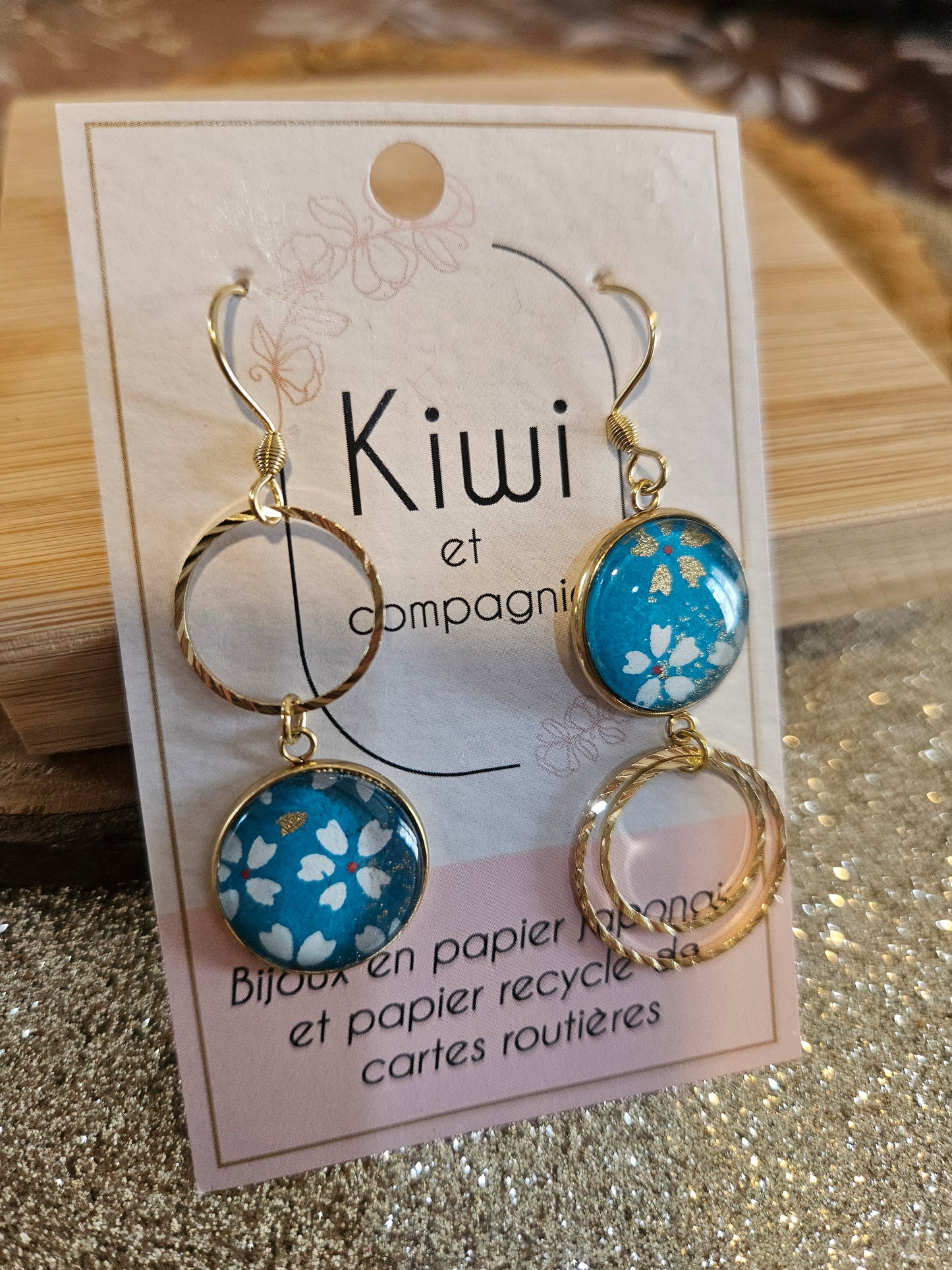 Boucles d'oreilles asymétriques en acier doré  – Cabochons 16mm- bleu fleur blanche