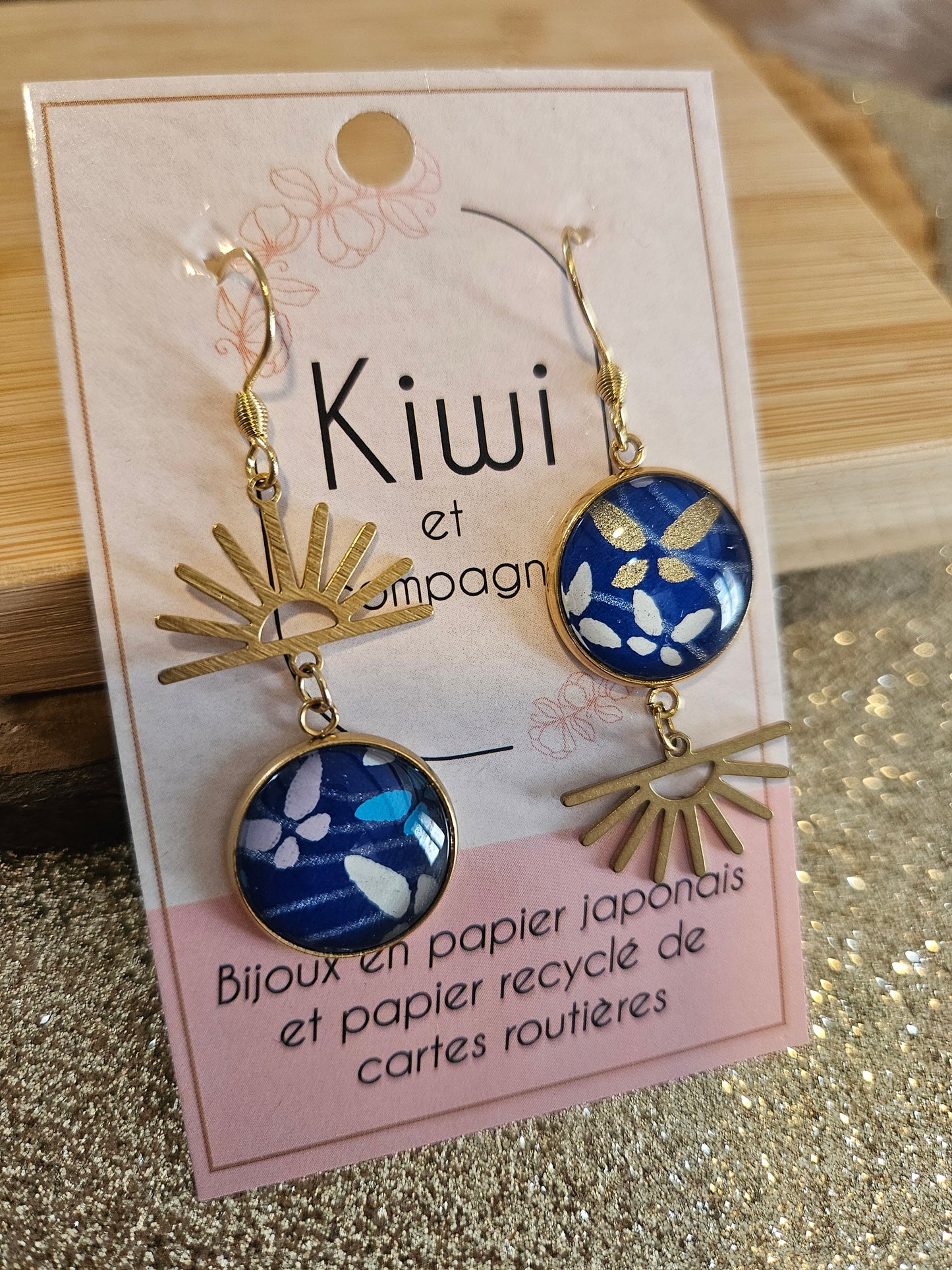 Boucles d'oreilles asymétriques soleil en acier doré  – Cabochons 16mm- bleu papillon