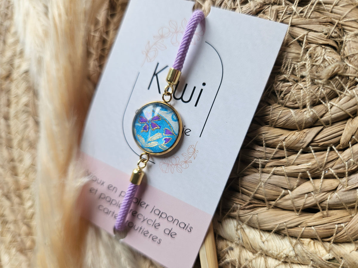 Bracelet mauve réglable et cabochon bleu à fleur violette